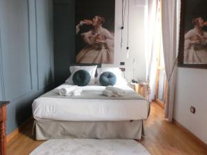 Les Monges Palace Boutique في أليكانتي: غرفة نوم عليها سرير وفوط