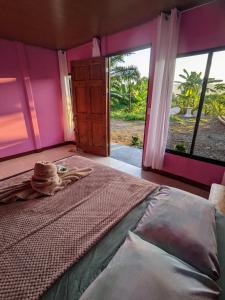 una camera da letto con un grande letto con una grande finestra di Sunrise a Bahía Drake