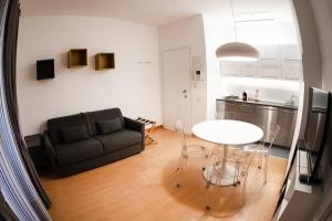 - un salon avec une table et un canapé dans l'établissement Bubi House Porta Venezia, à Milan