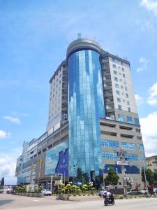 ein großes Glasgebäude mit einem Hund drauf. in der Unterkunft PRIME CITY HOTEL KLUANG in Keluang