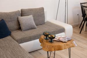 salon z kanapą i stolikiem kawowym w obiekcie Split City App - Private Parking & Terrace w Splicie