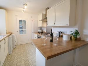 eine Küche mit zwei Weingläsern auf der Theke in der Unterkunft Hartlepool Heaven in Hartlepool