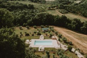 una vista aérea de una casa con piscina en Agriturismo Tenuta Capitolini, en Collelungo