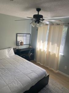 a bedroom with a bed and a ceiling fan at Modern 2 Bedroom Townhome Minutes from the Beach!! in Fort Walton Beach