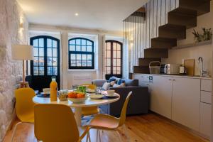 uma cozinha e sala de estar com mesa e cadeiras em AgapeStay Porto no Porto