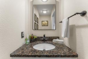 een badkamer met een wastafel en een spiegel bij Premiere Pointe condo in Branson