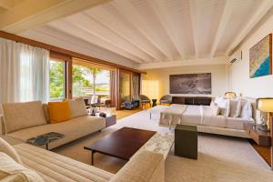 una camera da letto con un letto e un soggiorno di Zendaya Resort Beach Sport & Spa a Búzios