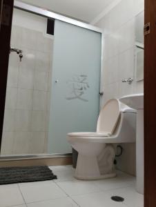 a bathroom with a toilet and a shower and a sink at Apartamento a la orilla de la playa en Pampatar, Isla de Margarita in Pampatar