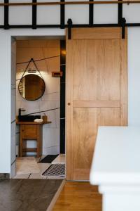 - une porte en bois dans une chambre avec une table dans l'établissement Wellness & Spa Loft Studio apartman Lentulis, 