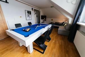 sala de estar con mesa de billar en una habitación en Wellness & Spa Loft Studio apartman Lentulis, 