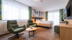 Habitación de hotel con 1 cama y 1 dormitorio en Hotel Lipprandt, en Wasserburg