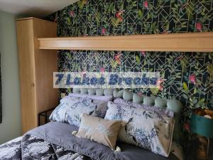 Crowle的住宿－7 Lakes Breaks at 7 Lakes Country Park，卧室内的一张带床头板和枕头的床