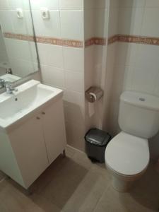 Łazienka z białą toaletą i umywalką w obiekcie Marbella center studio apartment w Marbelli