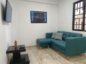 a living room with a blue couch and a tv at El mejor en Cali Espectacular apto 3A zona sur in Cali
