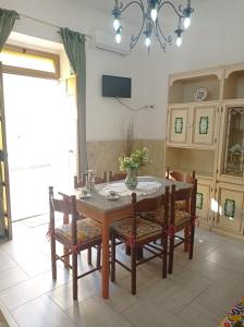 A television and/or entertainment centre at Mary Home - Casa Vacanza Taormina