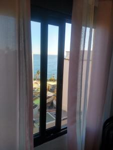 widok na ocean z okna pokoju hotelowego w obiekcie Marbella center studio apartment w Marbelli