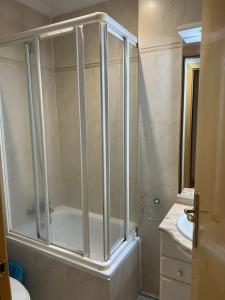W łazience znajduje się prysznic, wanna i umywalka. w obiekcie Hostal Restaurante w Pampelunie