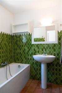 A bathroom at Les Gites du Merle