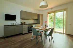 een keuken met een tafel en stoelen en een eetkamer bij Residence San Francesco in Tirrenia