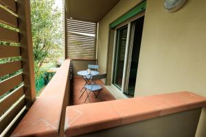 a small balcony with a table and a window at Residence San Francesco in Tirrenia