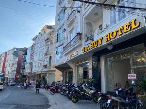 una fila de motocicletas estacionadas frente a un edificio en Glory Gia Huy Hotel, en Da Lat