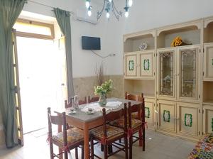 A television and/or entertainment centre at Mary Home - Casa Vacanza Taormina
