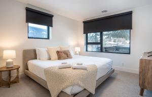 Un pat sau paturi într-o cameră la Q's Hideaway by Revelstoke Vacations