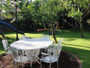 迪坡斯特蘭的住宿－迪坡斯特蘭城拉斯卡西塔斯酒店，一个带游乐场的庭院内的桌椅