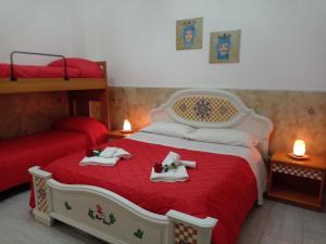 A bed or beds in a room at Mary Home - Casa Vacanza Taormina