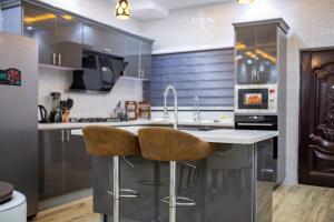 Cloud9 Luxury Apartments في آكرا: مطبخ مع كونتر وشرفتين من البار