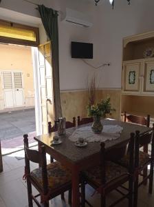 A television and/or entertainment centre at Mary Home - Casa Vacanza Taormina