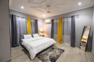 Ένα ή περισσότερα κρεβάτια σε δωμάτιο στο Cloud9 Luxury Apartments