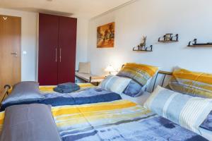1 dormitorio con 2 camas y armario rojo en Schwarzwaldblick, en St. Georgen im Schwarzwald