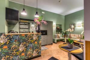 Cette chambre dispose d'un comptoir avec un vase de fleurs. dans l'établissement Baboon Room, à Rome