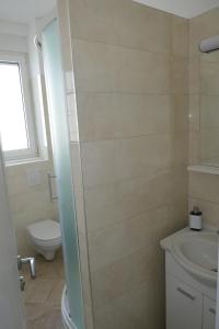 Et badeværelse på Apartmani Villa Ana, Sibenik - Brodarica + 55 billeder