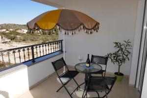En balkon eller terrasse på Apartmani Villa Ana, Sibenik - Brodarica