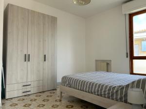 1 dormitorio con 1 cama y armario grande en Appartamento Mare Fuori, en Vada