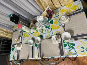 een tafel met kopjes en borden erop bij Hostel 53 Sur in Puerto Natales