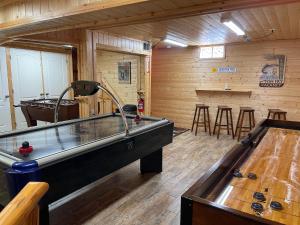 mesa de ping pong en una habitación con mesa de ping pong en The Outback On The Creek With High Speed Wifi, en Red River