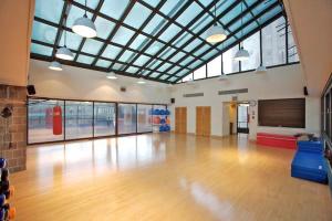 TV a/nebo společenská místnost v ubytování Kips Bay 2br w wd doorman roof nr Bellevue NYC-1057