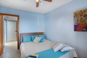1 dormitorio con 1 cama con almohadas azules en Las Olas, en Gáldar