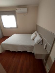 Habitación pequeña con cama y ventana en Casa Capri Salta en Salta