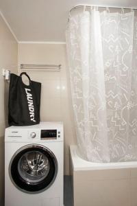 eine Waschmaschine mit einer Tasche darüber in der Unterkunft ARGO SWEET HOME close by the city center in Iraklio