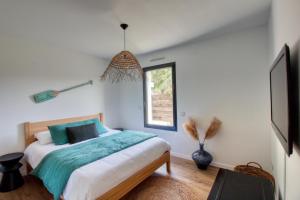 a bedroom with a bed and a window at Villa Meli - Le Porge : la plage, Lège-Cap Ferret et Lacanau à 10 minutes in Le Porge +26 photos