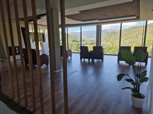 una habitación con sillas, una mesa y una planta en DOBAU village, en Vieira do Minho