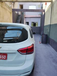 een witte auto geparkeerd op een parkeerplaats bij HOSTEL família QUARTO PRIVADO próximo aeroporto Int Guarulhos SP TÁXI 24 horas in Guarulhos