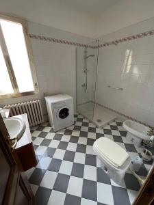 uma casa de banho com um WC, um lavatório e um chuveiro em Casa Femi em San Gimignano