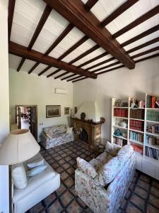 uma sala de estar com dois sofás e uma lareira em Casa Femi em San Gimignano