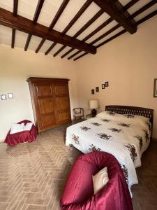 um quarto com duas camas e um sofá em Casa Femi em San Gimignano