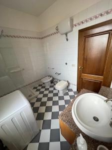 uma casa de banho com um lavatório e dois WC em Casa Femi em San Gimignano